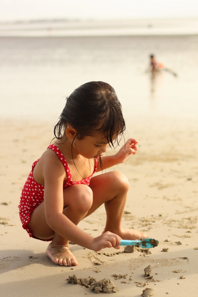 Zaria catching crabs