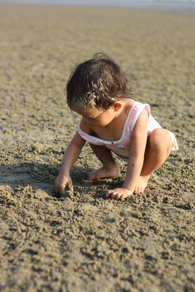 Zariaâ€™s turn to dig for crab