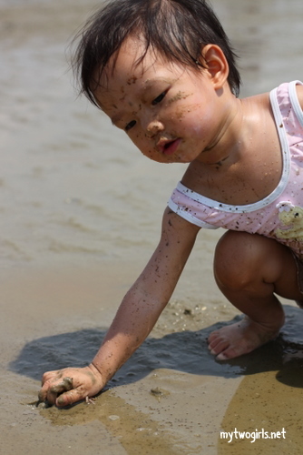 Zaria - crushing crabs at Bagan Lalang