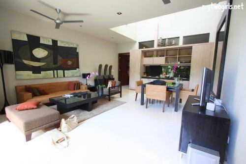 The living room and kitchenette at Cicada Luxury Townhouse