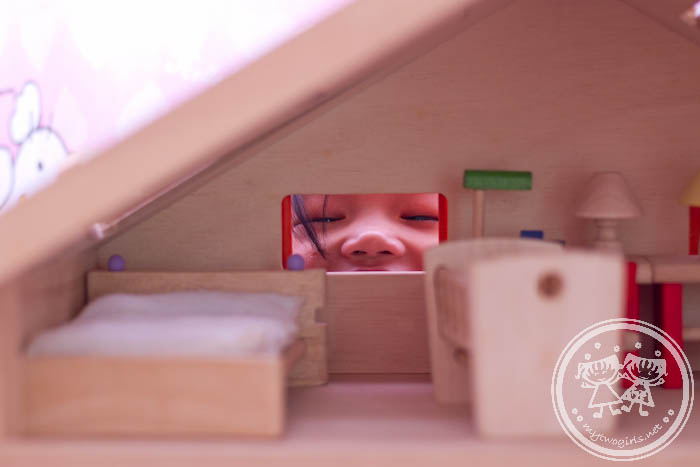 Giant No.1 Peeping in