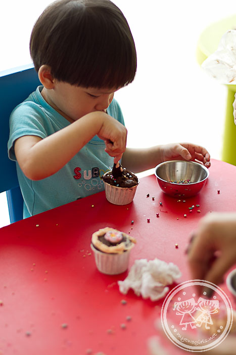 Kaine doing cupcake decoration
