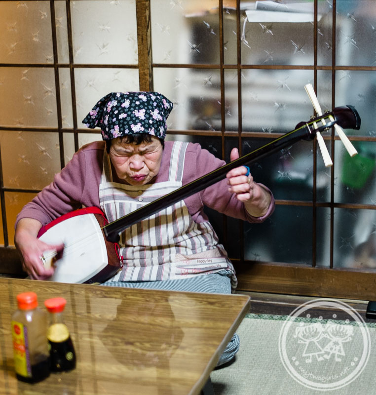 Yoshiro owner playing the shanisen
